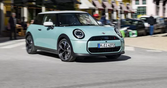 Reprezentativ pentru spiritul mărcii: MINI Cooper S Classic Trim, originalul vremurilor actuale este o tentație completă.