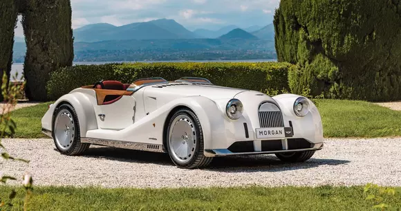 Automobil parcă venit dintr-un univers alternativ: Morgan Midsummer. Sigur va fi apreciat în universul nostru.