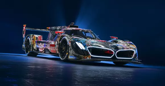 Extrem și exotic: tratare grafică „BMW Art Car” pentru un BMW M Hybrid V8, automobil competițional de tip Le Mans Series.