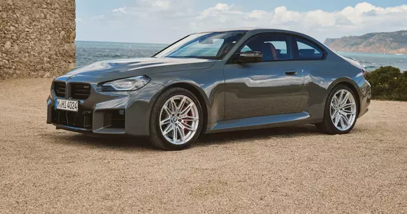 Aceeași denumire, cu câte ceva în plus: BMW M2 ridică nivelul performanțelor, al tehnologiei și al rafinamentului conceptual.