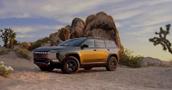 Semnificativ diferit de mașina de serie, Jeep Wagoneer S Trailhawk Concept e un remarcabil studiu de personalizare.