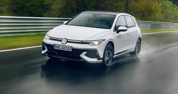 Debut pe circuitul Ring Boulevard de la Eifel pentru noul VW GTI Clubsport, cel mai puternic moștenitor al dinastiei GTI.