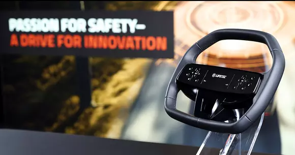 Prin reconfigurarea tradiționalului airbag din volan, ZF LIFETEC adaugă libertate conceptuală și de design.