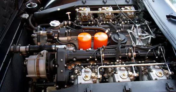 (P) Uleiul de motor 5W40: Ideal pentru toate anotimpurile