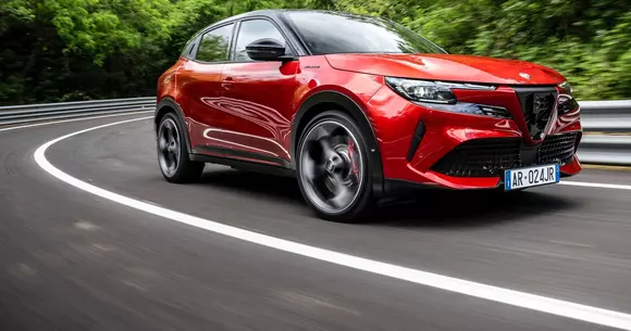 Multe idei bune, toate adunate sub forma unui SUV cu design original: Alfa Romeo Junior ia startul în carieră.