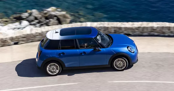 Pe lângă performanțe incitante, are și spațiu extins: MINI Cooper S 5-door insistă sesizabil pe latura practică.