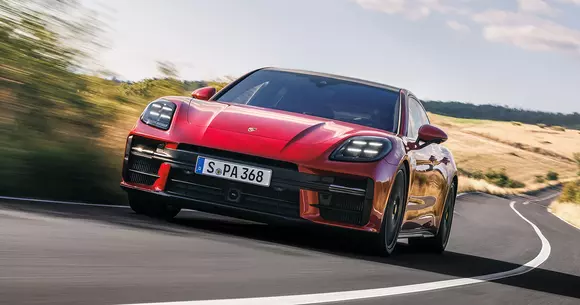 Expresii ale puterii: noile Porsche Panamera Turbo S E-Hybrid și Panamera GTS sunt ambasadori ai seriei prin excelență.