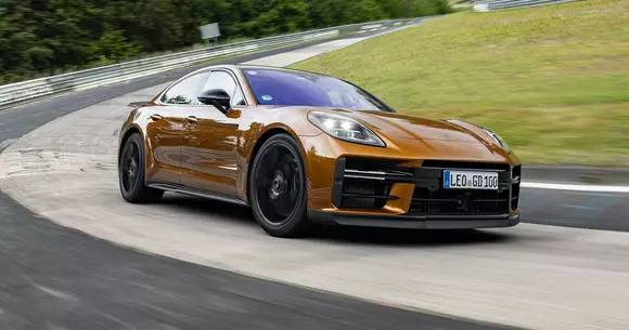 Record stabilit de noul Porsche Panamera în versiunea de vârf a seriei pe circuitul Nürburgring Nordschleife.