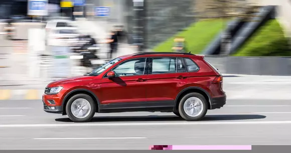 Automobilele s-au scumpit. Decât să cumperi unul, poate e mai bine să-l închiriezi fix atunci, când și unde ai nevoie.