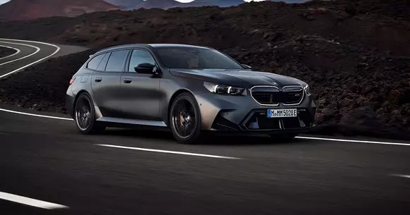 A șaptea generație BMW M5 include uimitoarele versiuni break numite BMW M5 Touring. În premieră, cu propulsie PHEV.
