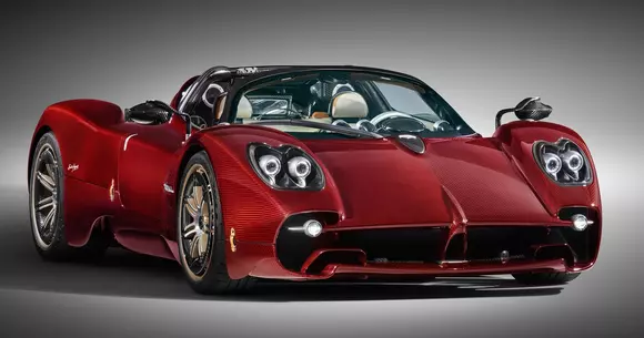 Nimic simplu aici: Pagani Utopia Roadster diferă considerabil de coupé prin caroserie, design și tratare stilistică.