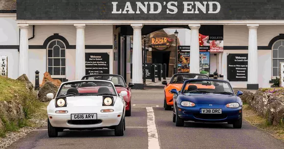 Cu ce vom alimenta în viitor motoarele termice? Patru Mazda MX-5 au arătat că se simt bine arzând combustibil sustenabil Coryton.