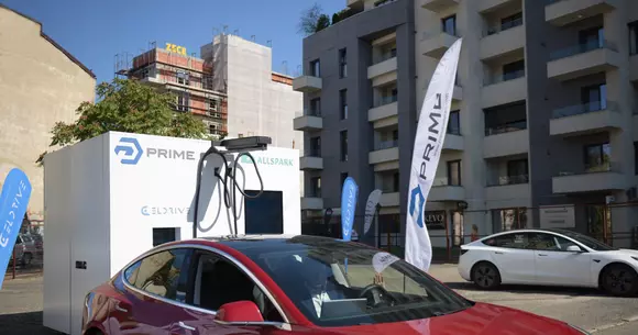 Soluție versatilă pentru alimentarea automobilelor electrice: POWER CUBE 150, supranumit sugestiv „cubul cu energie”.