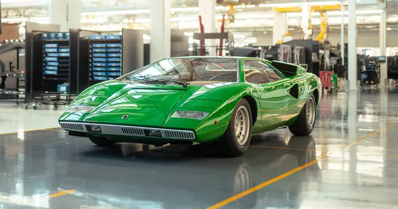 Nu-i dai 50 de ani, dar îi are: Lamborghini Countach, aniversat cu respect și entuziasm la Sant'Agata Bolognese.