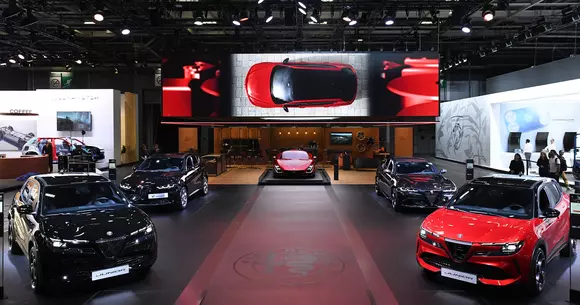 Debut pentru Alfa Romeo Junior Ibrida la Salonul Auto de la Paris, într-un stand plin cu tentații italiene irezistibile.