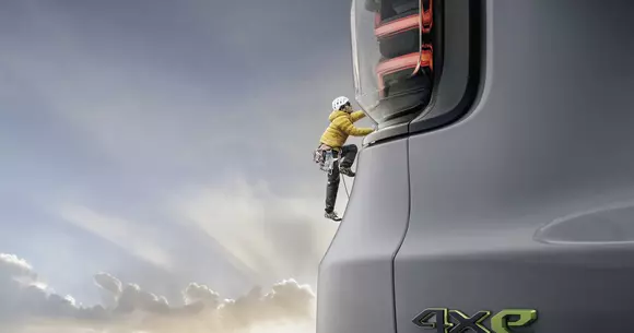 Echipament outdoor modern și SUV-uri asemenea: Jeep Avenger 4xe preia stilul The North Face la noua sa ediție specială.