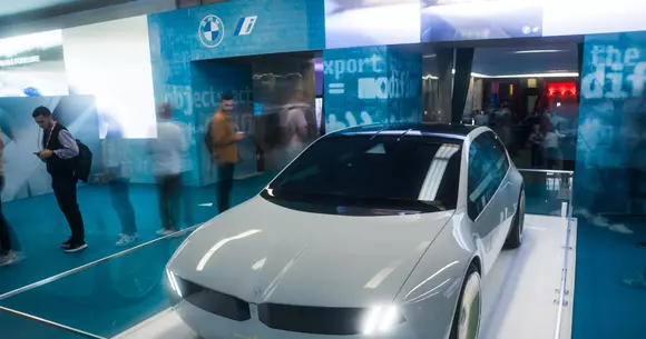 Premieră națională: un concept car bavarez a fost expus la București: BMW i Vision Dee, la orizontul din ce în ce mai apropiat al viitorului.