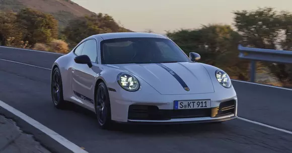 Nu-l puteau face mai mic, dar au putut să-l ușureze: noile Porsche 911 Carrera T Coupe și Cabrio, puse la dietă.
