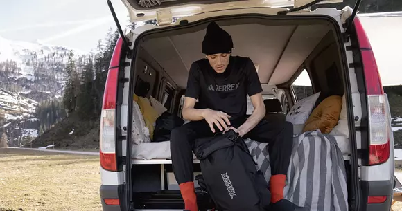 (P) Cum să te îmbraci pentru o călătorie lungă cu mașina? Sfaturi practice pentru confort și stil