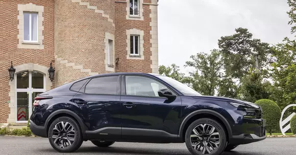 Tehnic vorbind, e un crossover compact, dar Citroën C4 X arată a vehicul SF. Mai nou, faceliftul amplifică acest mesaj stilistic.