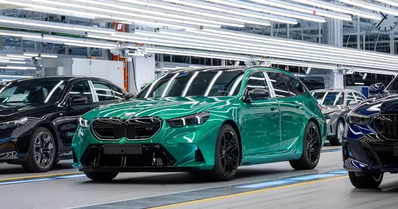 Satisfacție pentru adepții breakurilor rapide - un gen auto tipic german: BMW M5 Touring a intrat în producție la Dingolfing
