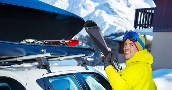 (P) 4 metode pentru transportul schiurilor și al plăcilor de snowboard