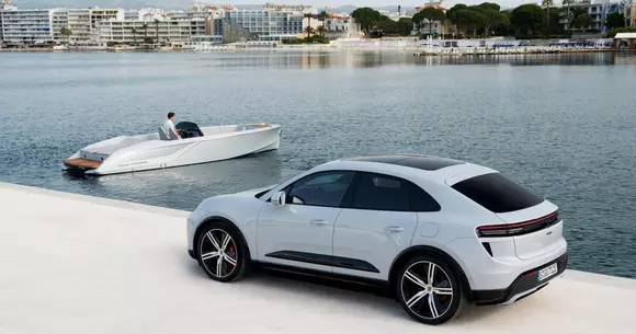 Sistemul de propulsie al lui Porsche Macan Turbo a fost adoptat la noul speedboat Frauscher x Porsche 850 Fantom Runabout.