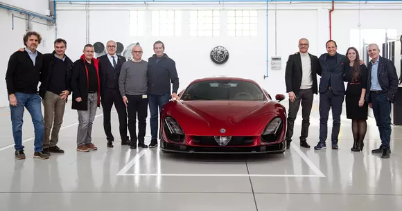 Rod al unui proiect sport-GT cu totul special, primul exemplar Alfa Romeo 33 Stradale a fost livrat posesorului.