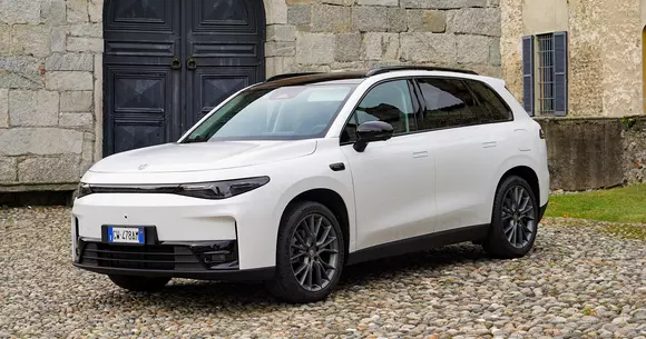 Mizând pe inovație în hibridizare, Leapmotor C10 REEV oferă flexibilitate ridicată și o autonomie de 950 km.