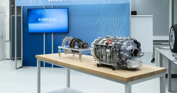 Încă o invenție remarcabilă pe tema propulsiei electrice: Mercedes-Benz mută frânele în carcasa motorului electric!