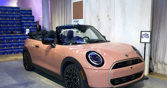 Când mașinile capătă nuanțe implicit apetisante: Mini Pantone 17-1230, sau arta unei unice maxi-cafeluțe pe roți.