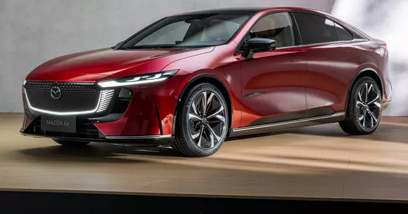 Altfel, consecvenți în evoluția designului, japonezii au trecut seria de clasă medie numită acum Mazda 6e la propulsie BEV.
