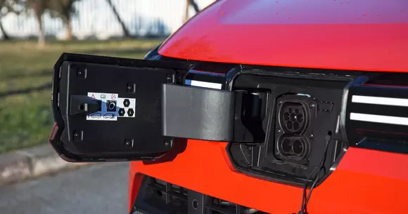 Creșterea ecotichetului pentru mașini electrice la 8500 de euro pentru 2025 ar salva electromobilitatea în România