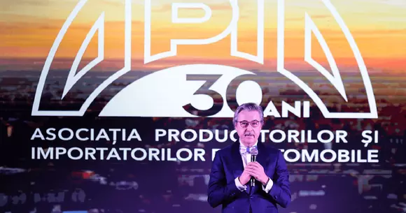 Pe un fond politic derutant, statisticile APIA arată că românii nu reunță să-și ia mașini