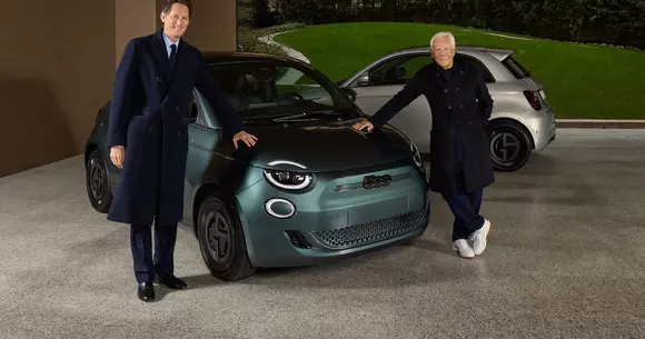 Prioritate de autor: primele două Fiat 500e Giorgio Armani Collector’s Edition au fost livrate către Giorgio Armani însuși.