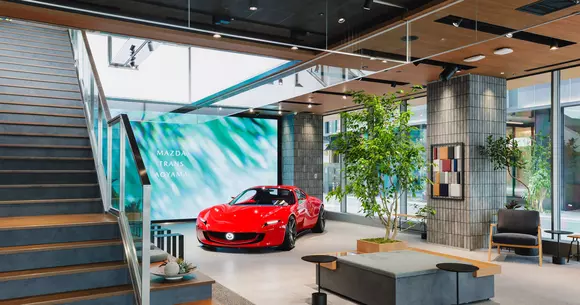 Marcă premium fără un spațiu definitoriu vizând mașinile sale, nu se poate. Mazda Trans Aoyama tocmai la asta folosește!