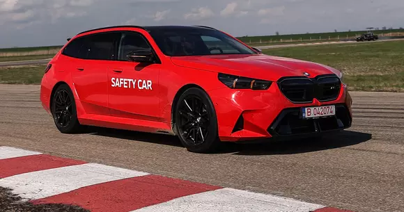 Surpriză: prima etapă a campionatului național Romanian Retro Racing din 2025 a avut ca safety car un BMW M5 Touring!
