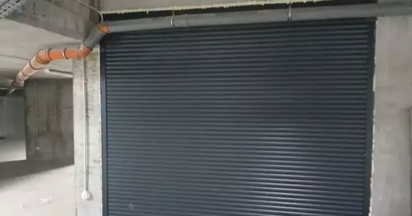 (P) Ușa garaj inteligentă V Shades, soluție de top pentru casele momentului