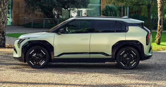 Fiind echipată cu noul soft de frâne Smart Regeneration Plus, Kia EV3 e avantajată în privința autonomiei și rulării rafinate.