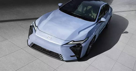 Sub forma unei noi generații, Lexus ES sincronizează seria acestor sedanuri de clasă mare la era electromobilității avansate.