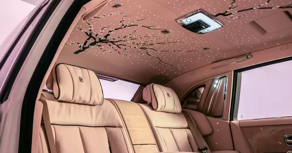 Efemera splendoare a florilor de cireș a inspirat exemplarul Rolls-Royce Phantom Cherry Blossom, o comandă irepetabilă.