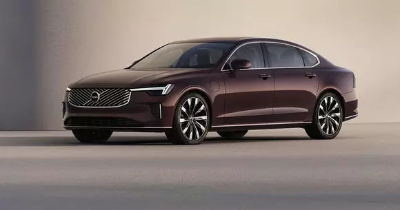 Evoluție amplă pentru sedanul de vârf al mărcii suedeze: Volvo S90 se ridică acum la o nouă cotă de rafinament.