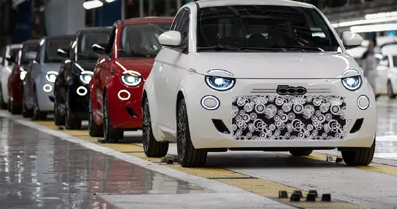 Industrializarea lui Fiat 500 Hybrid, cel mai avansat model din istoria seriei, a ajuns la startul asamblării în uzina Mirafiori