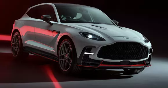 Upgrade tehnic și tratament de reducere a masei pentru Aston Martin DBX S, noul vârf al ofertei de SUV-uri britanice luxoase.