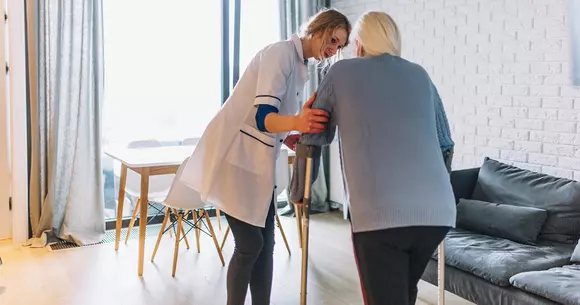 (P) Serviciile de îngrijire seniori o soluție esențială pentru vârsta a treia 