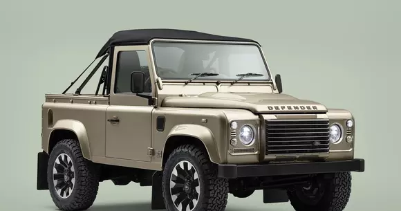 Renaștere cu stil: Land Rover Defender Classic V8 Soft Top readuce în atenția publicului o referință 4x4 a lumii auto.