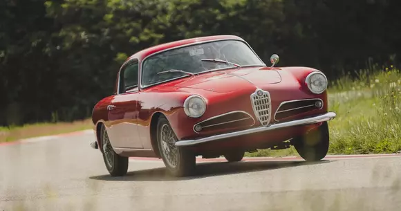 Are aproape 70 de ani, dar face sport: Alfa Romeo 1900 Super Sprint 1956 ia startul în reconstiruirea cursei 1000 Miglia!
