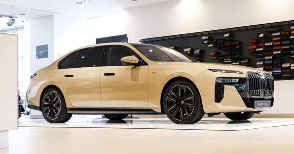 Noua nuanță cu inspirație solară adăugată la oferta top-modelelor BMW Seria 7, prezentată în premieră absolută în România