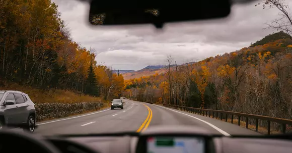 (P) Ghidul complet pentru un road trip de toamnă reușit: cum să îți pregătești mașina