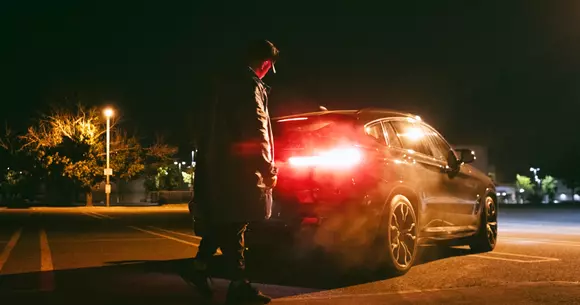 (P) Pană pe autostradă noaptea? Ghid de supraviețuire: 5 pași esențiali pentru siguranța ta